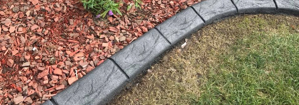 Decorative edging in Urbandale, IA.